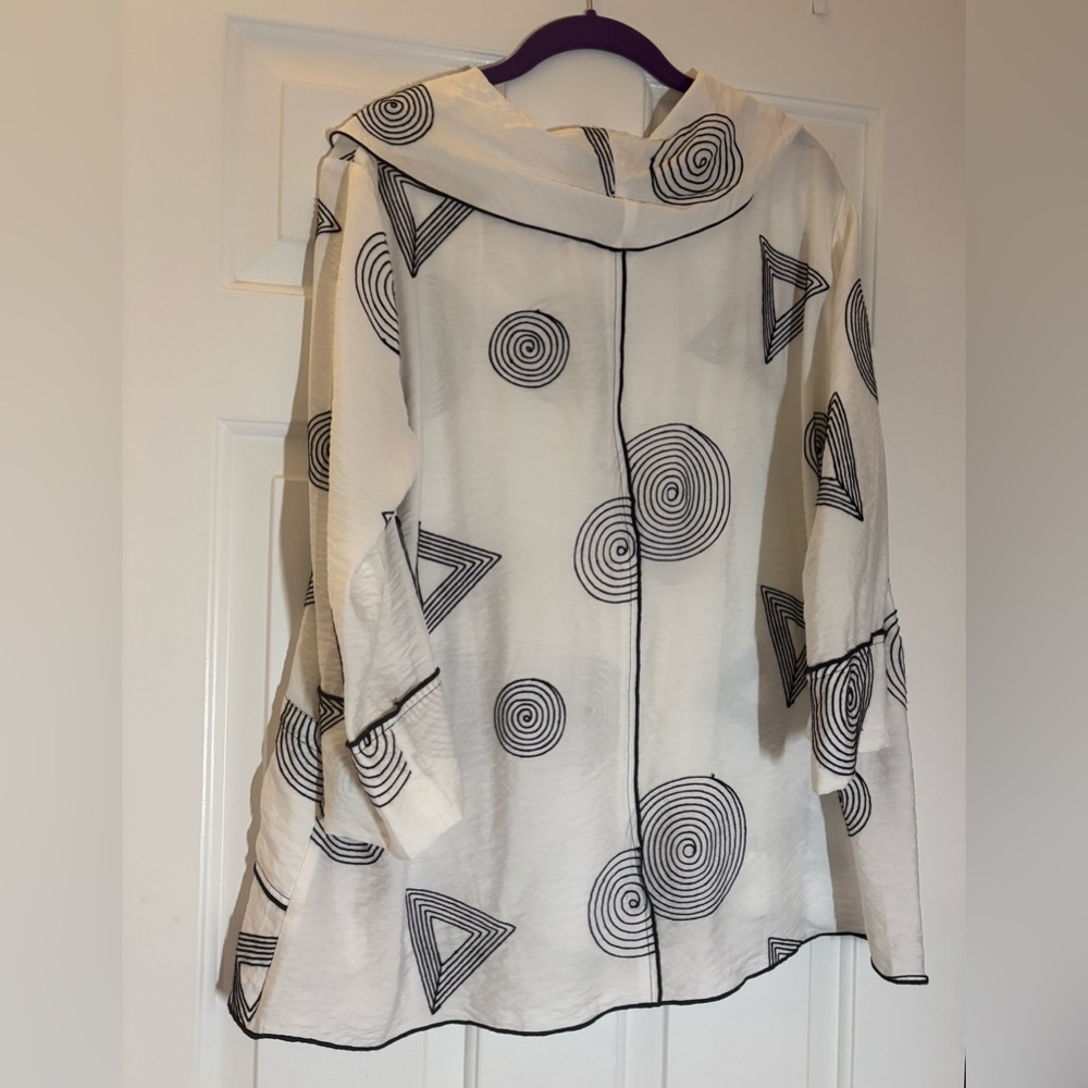 Ali Miles Black and White Geometric Women's Blouse